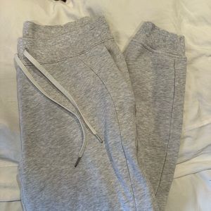 Lululemon Scuba High-Rise Jogger Full Length in Heathered Core Ultra Light Grey
